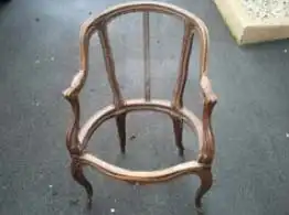 Le cadre du fauteuil, nu